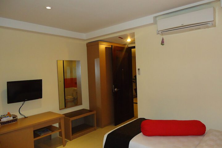 Room 9 of 42