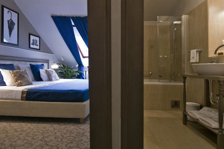 Room 12 of 38
