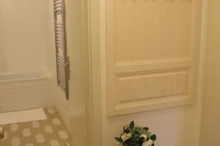 Room 6 of 8