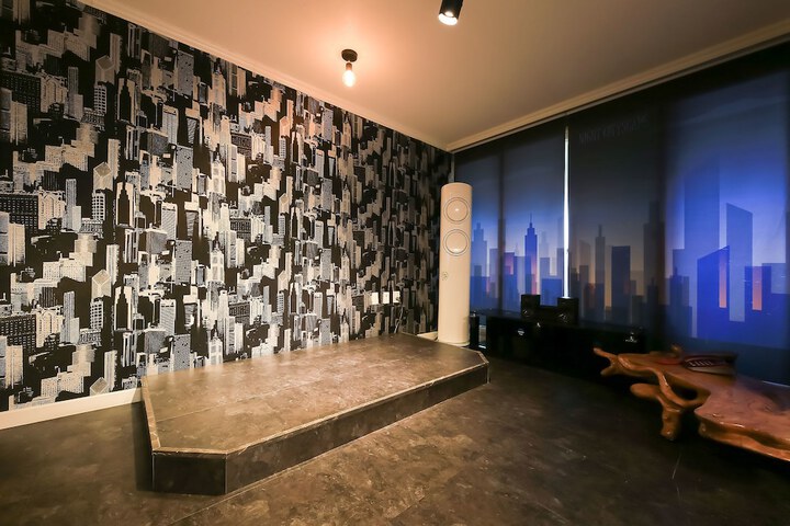 Room 30 of 64