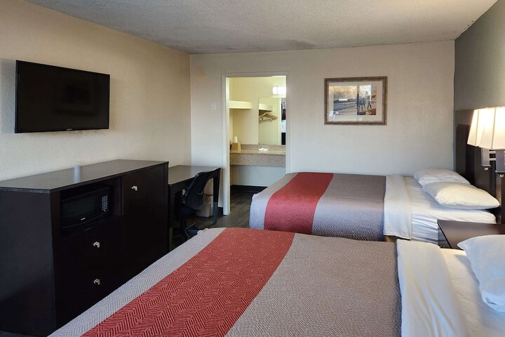 2 Double Beds (6 of 6)