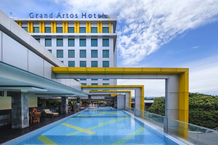 Hotel Pool