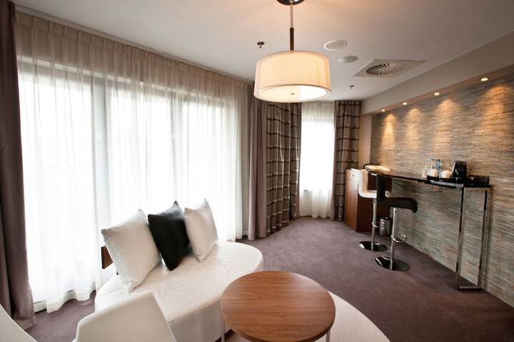 Room 5 of 91