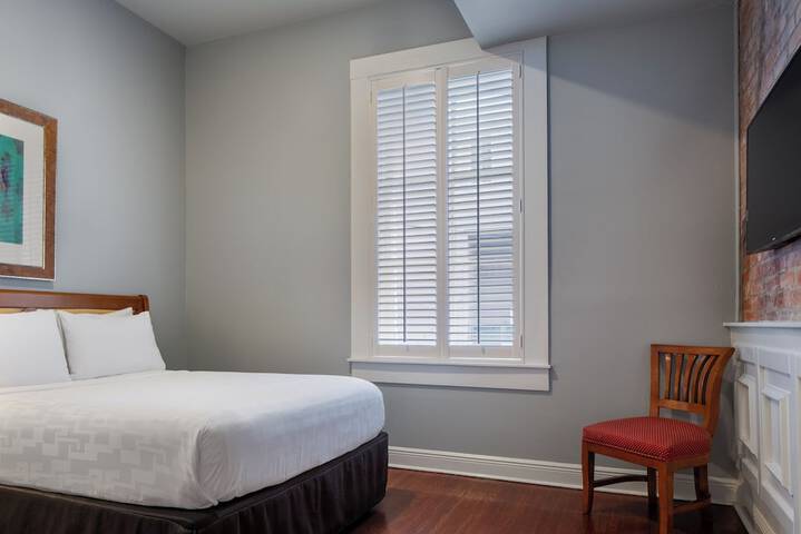Room 8 of 28