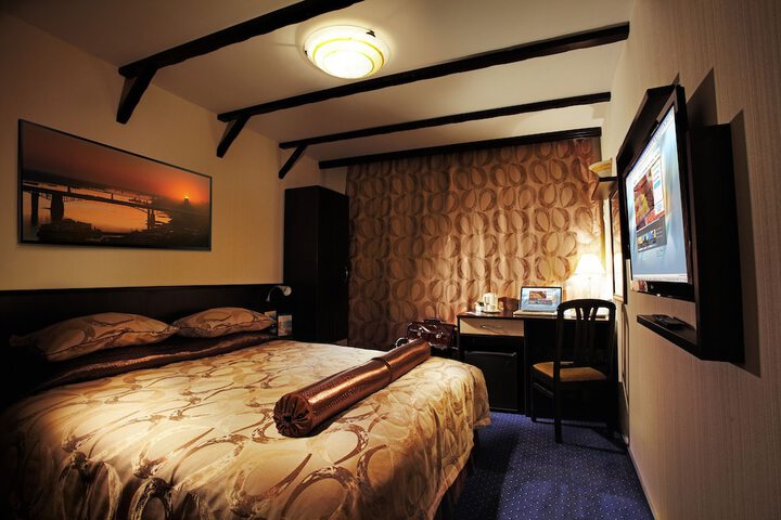 Room 3 of 65