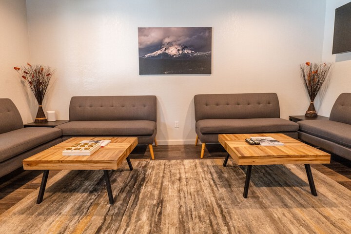 Lounge 57 of 73