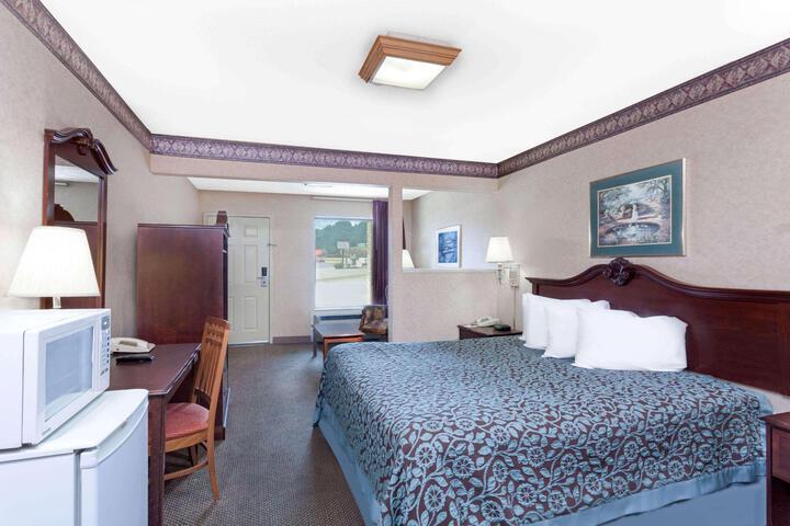 1 King Bed (4 of 5)