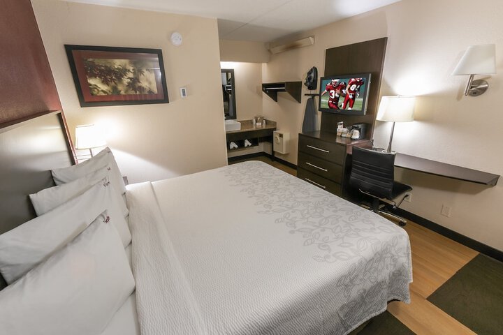 Deluxe King Bed Accessible (10 of 16)