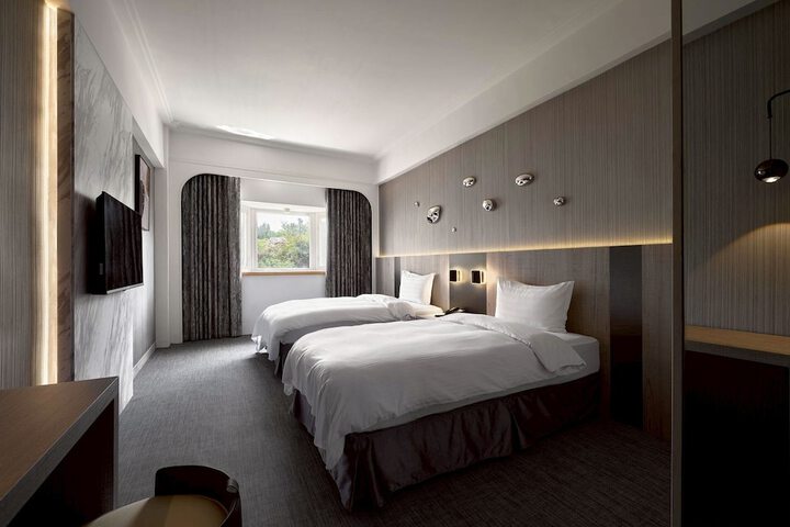 Room 8 of 80