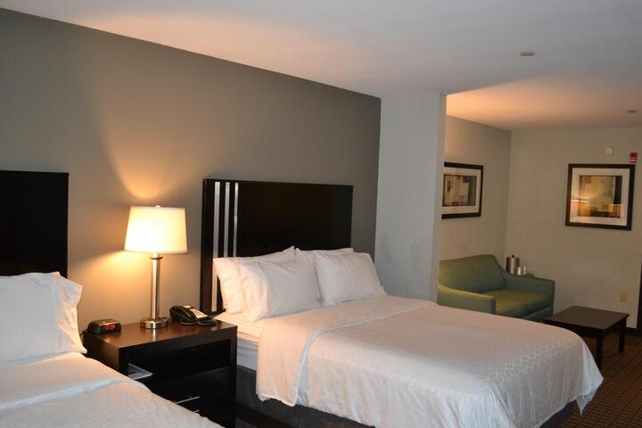 2 Queen Beds (9 of 12)