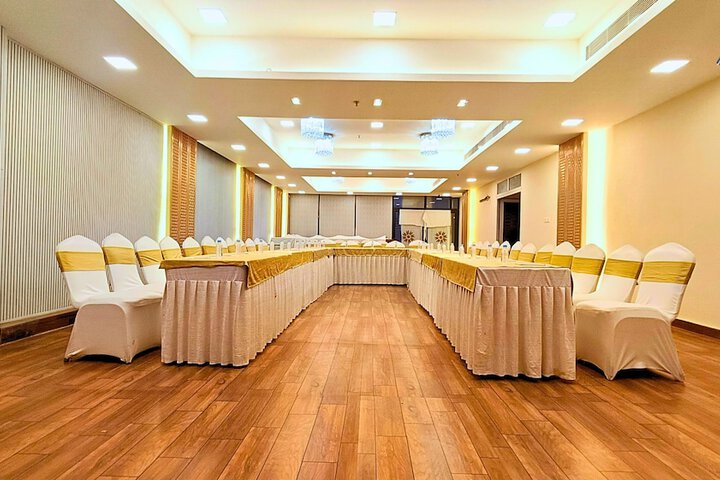 Ballroom/Hall 87 of 95