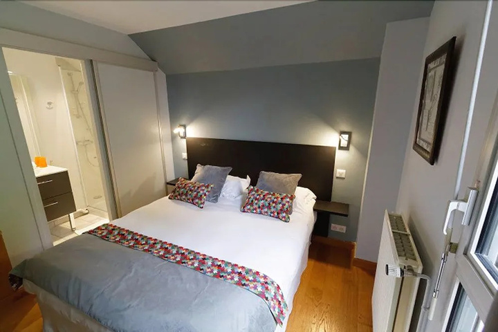 Room 9 of 18