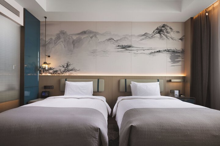 Room 9 of 34
