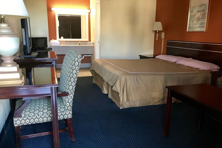 1 King Bed (5 of 7)
