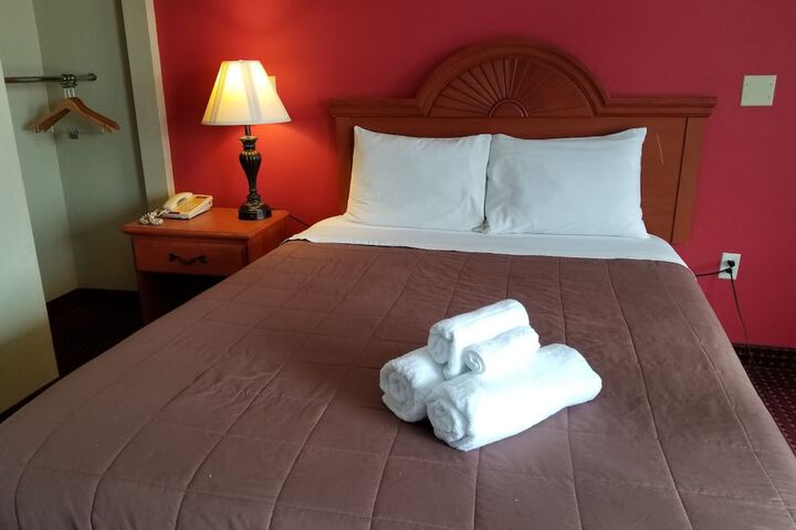 1 Queen Bed Deluxe Room (11 of 16)