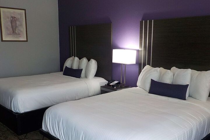 2 Queen Beds Microwave and Refrigerator Exterior Corridor Full Breakfast (4 of 12)