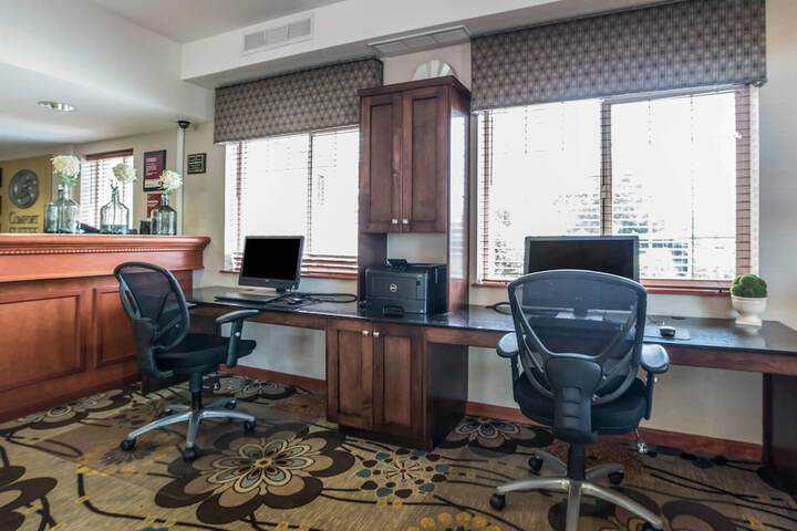 Business Center 32 of 35