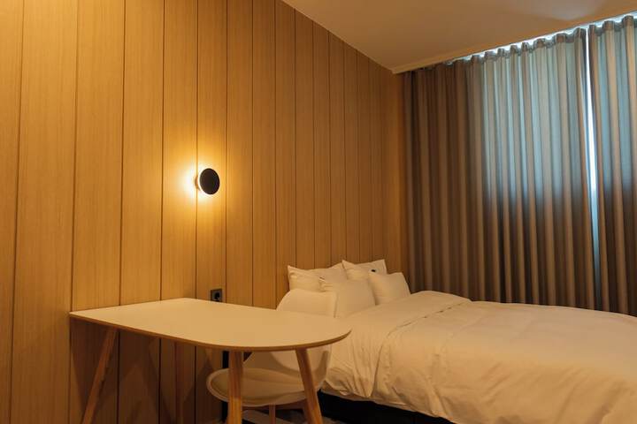 Room 9 of 80