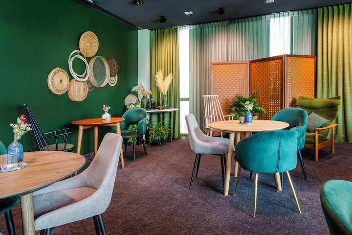 Lounge 66 of 77