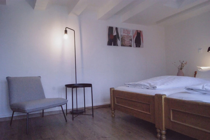 Room 4 of 17