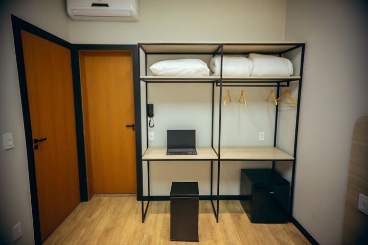 Room 6 of 17