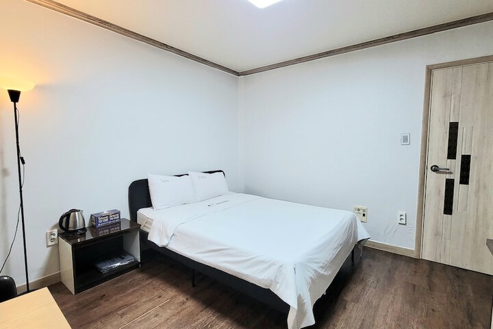 Room 9 of 18