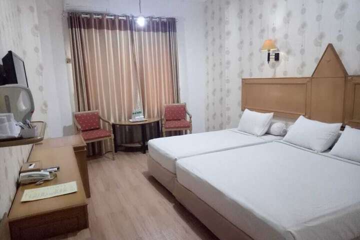 Room 13 of 18