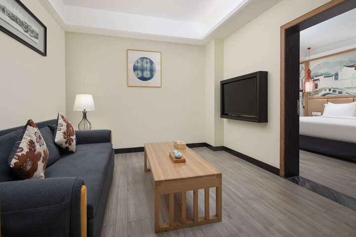 Room 5 of 18