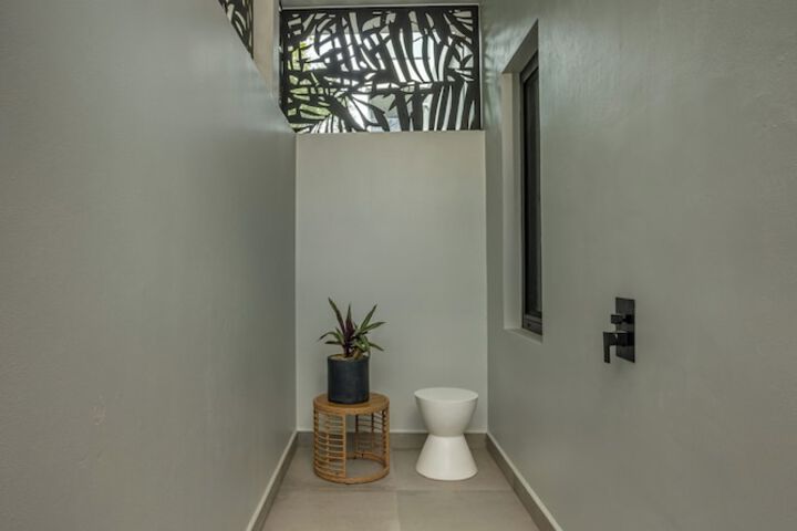 Room 33 of 60