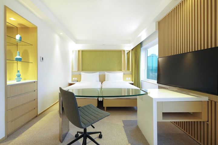 Room 28 of 220