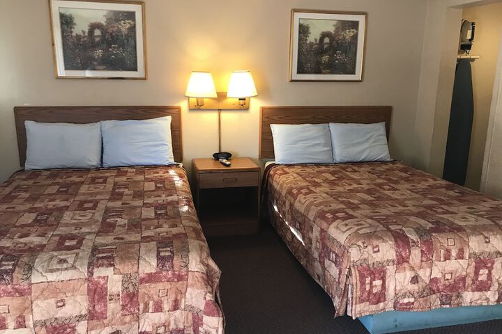 1 Queen Bed (4 of 12)
