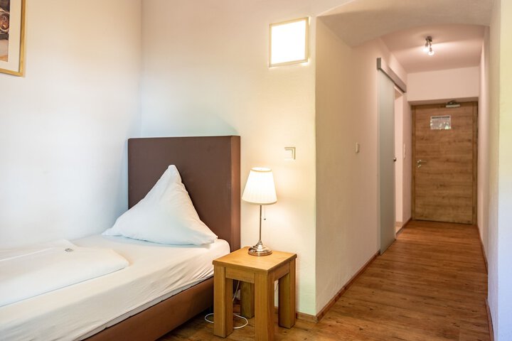 Room 6 of 28