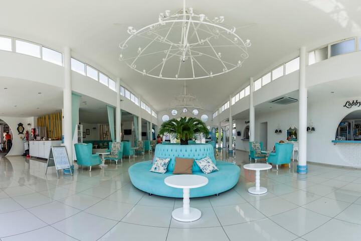 Entrance & Lobby
