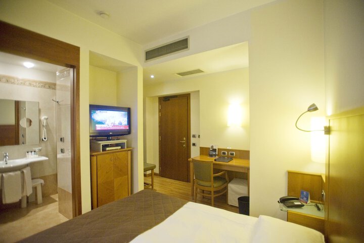 Room 10 of 111