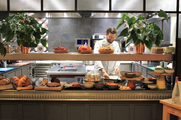 Dining 35 of 39