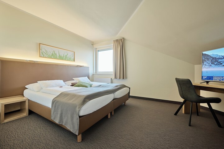 Room 6 of 74