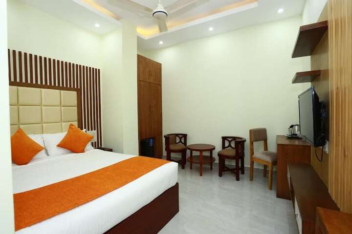 Room 10 of 32