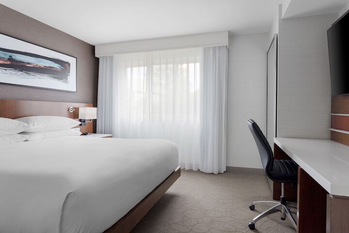 1 King Bed (4 of 10)
