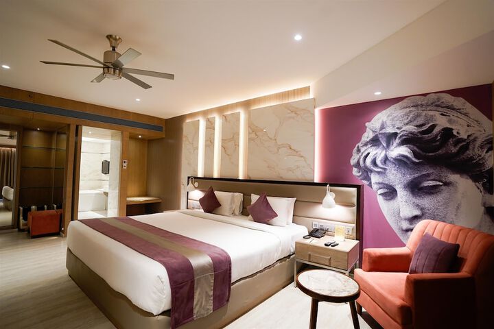Room 27 of 136