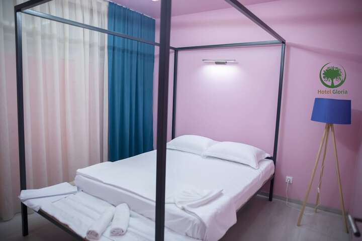 Room 7 of 80