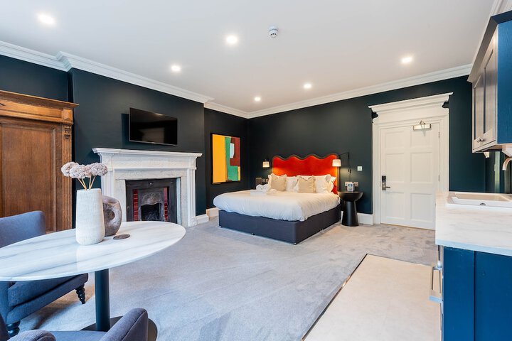 Room 104 of 190