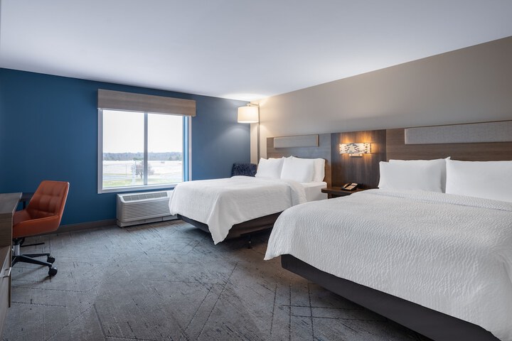 2 Queen Beds (8 of 11)
