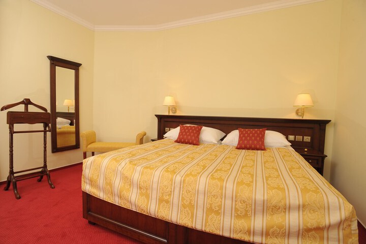 Room 10 of 42