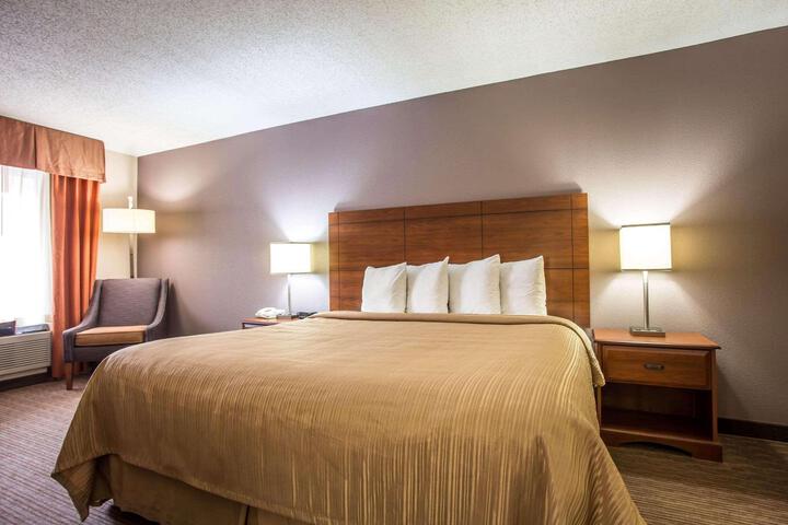 1 King Bed (4 of 16)