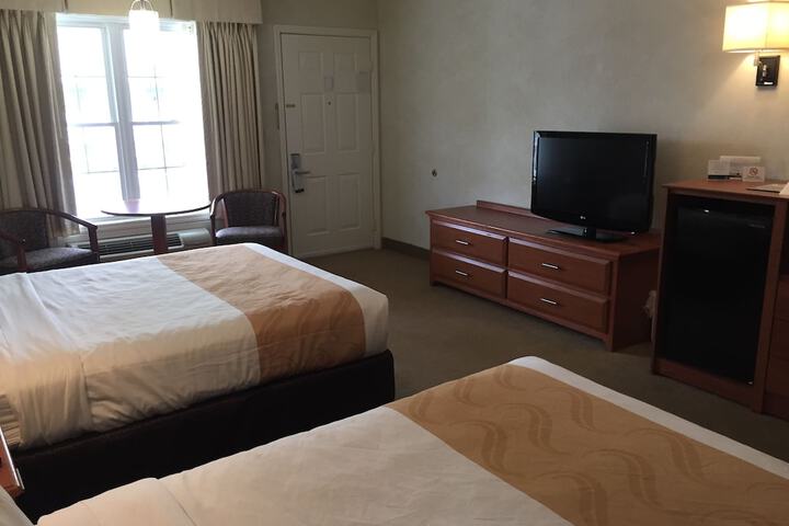 2 Queen Beds (18 of 19)