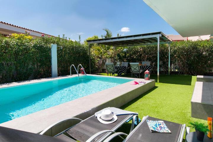 Exterior of Beach House with private pool in San Agustín ET2 by VillaGranCanaria