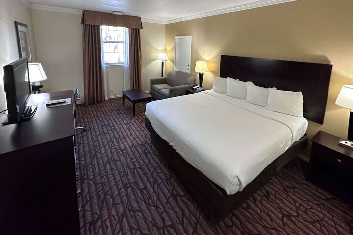 1 King Bed (5 of 6)