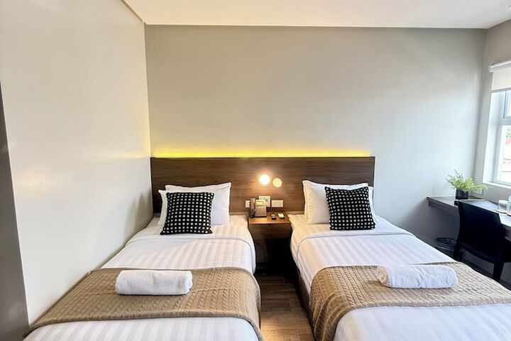Room 7 of 9