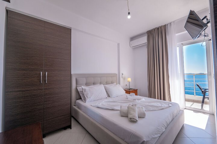 Room 15 of 76
