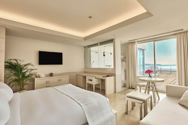 Room 4 of 17
